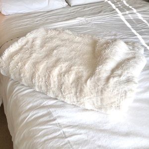 Room Essentials White Furry Blanket